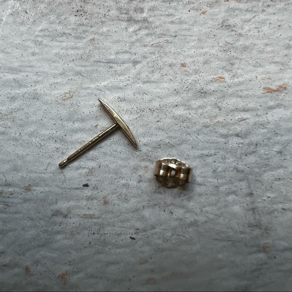 🚫SOLD🚫Mejuri Bar Studs Pair 14k Solid Gold (One back missing) - Picture 7 of 9